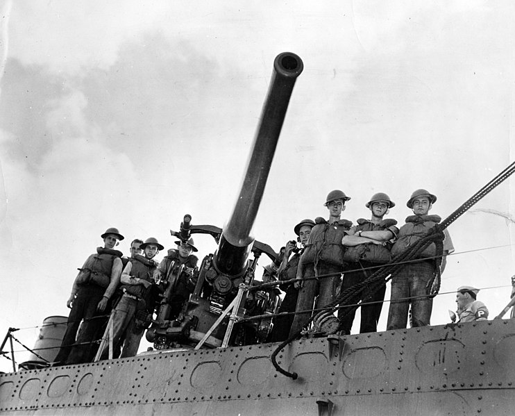 Gun_crew_of_USS_War_circa_in_December_1941