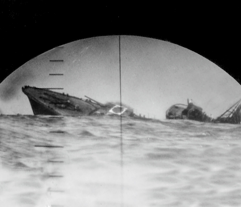 Torpedoed_Japanese_destroyer_Yamakaze_photographed_through_periscope_of_USS_Nautilus
